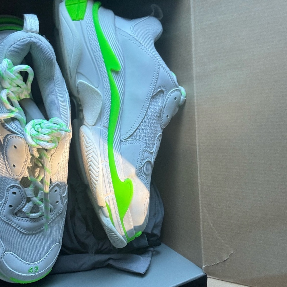 I got this beautiful Balenciaga triples S Flou Green/white/grey - Picture 4 of 6